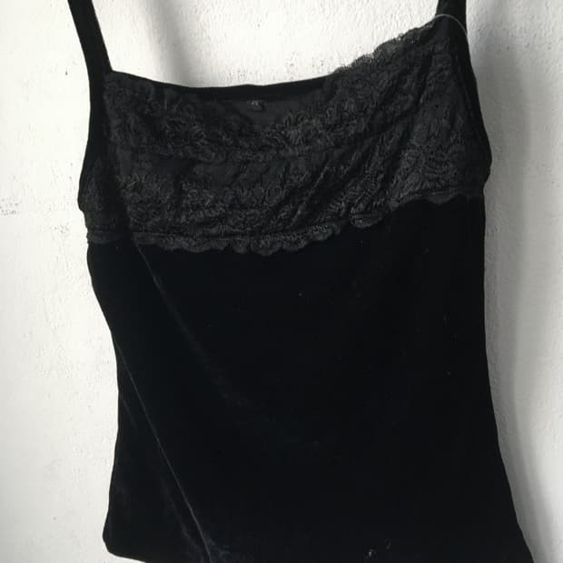 Lace point velvet sleeveless