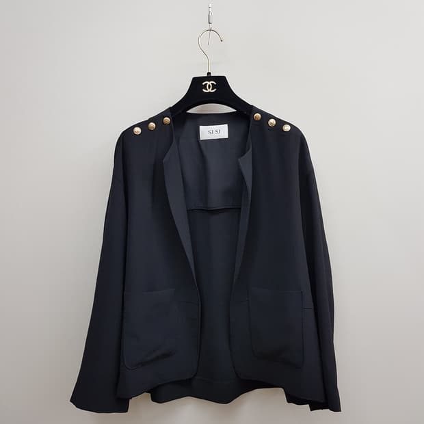 한섬 sjsj 2023 골드 버튼 포인트 노카라 자켓 82-94-160