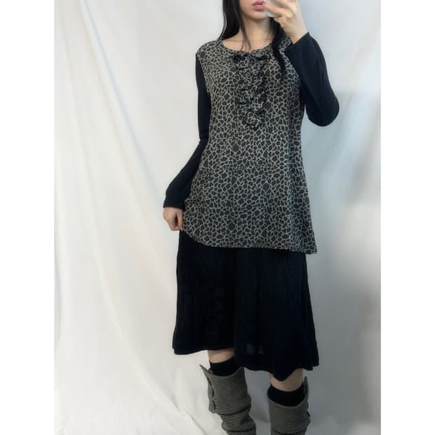 프릴 버튼 넥 패턴 탑