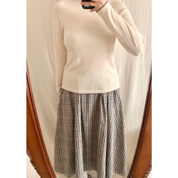 크림 배색 폴라 니트