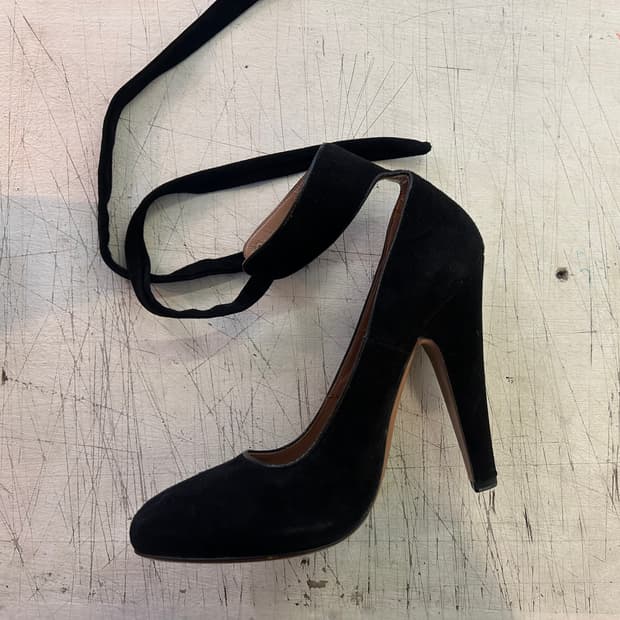 Alaïa  스웨이드 앵클 스트랩 힐