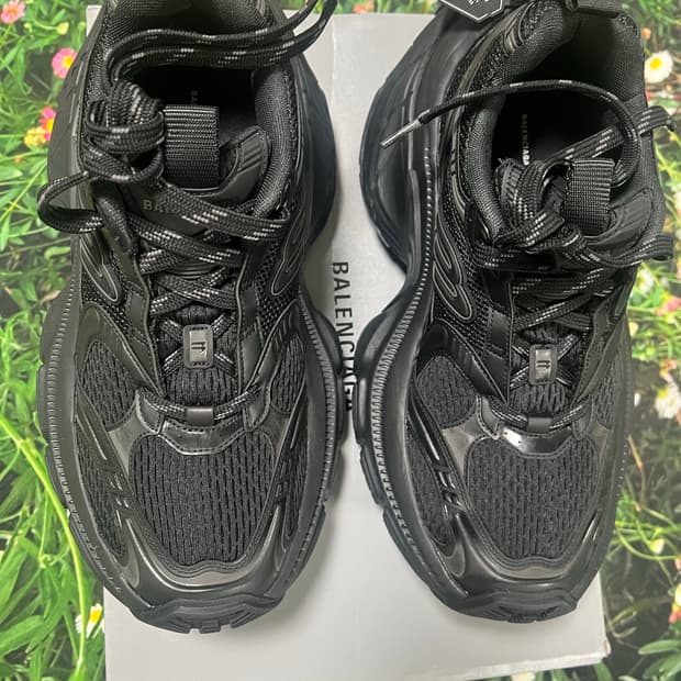 발렌시아가 10xl 올블랙 43사이즈 팝니다(새제품)