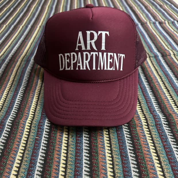 The TALES 버건디 매쉬캡 