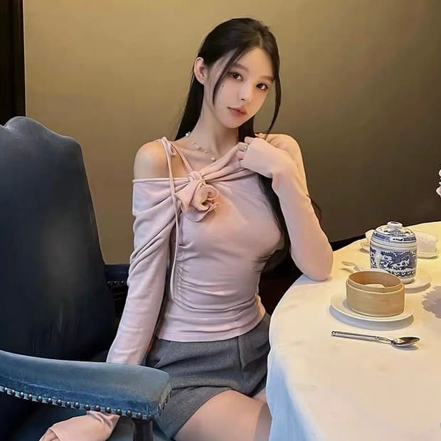 MORNINGFAN 입체 플라워 셔링 오프숄더 긴팔티셔츠