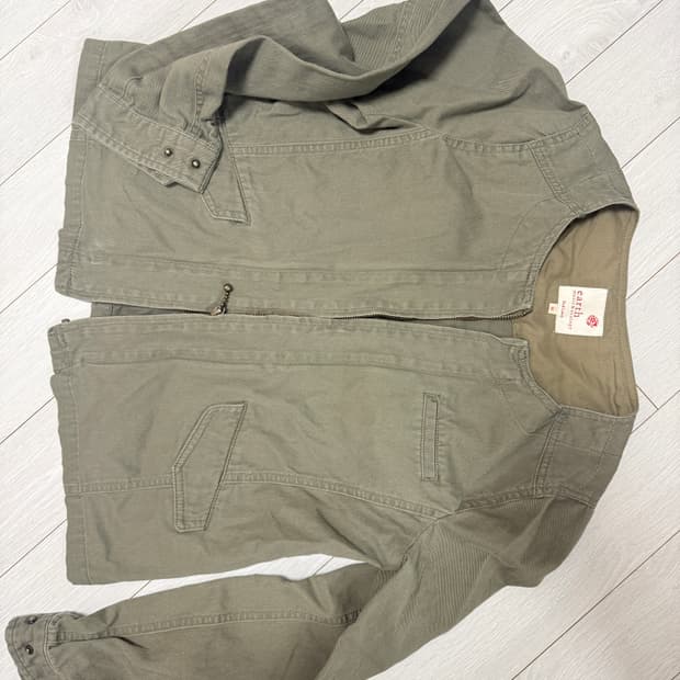 카키색 야상 자켓