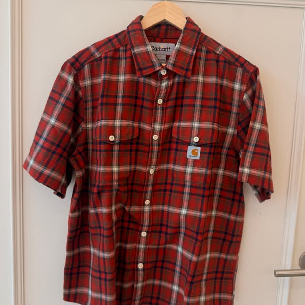  칼하트(Carhartt)의 레드 체크 반팔 셔츠