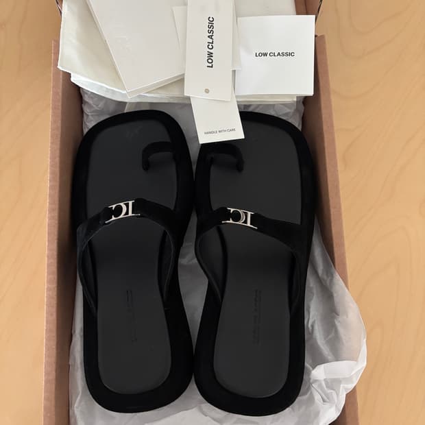 로우클래식 Logo Toe Loop Flip Flop Black