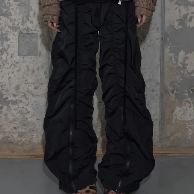 팬시클럽 로우라이즈 나일론 셔링 팬츠 블랙