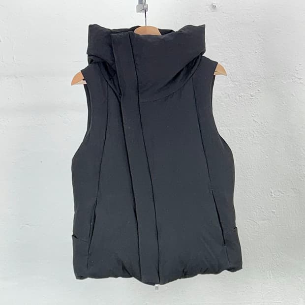 더 비리니 안느 벤타 비대칭 하이넥 구스 다운 패딩 베스트