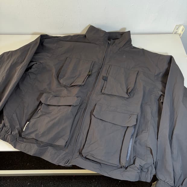 FREE 더블제이디 먹그레이 유틸리티 바람막이 자켓