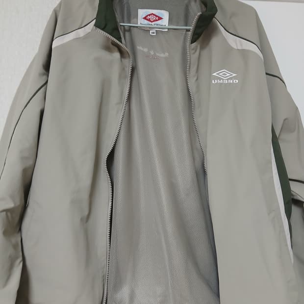 엄브로 hbl celeb 스탠넥 바람막이