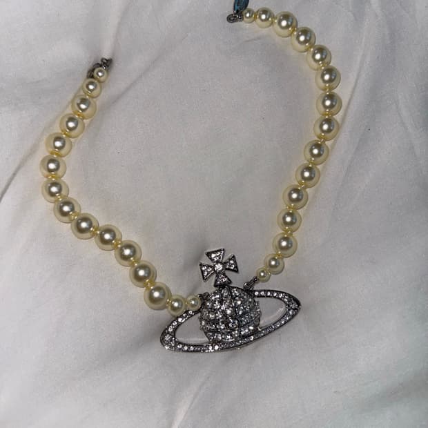 비비안웨스트우드 바스 릴리프 진주 초커