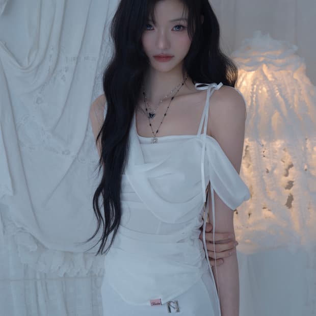 미개봉) 뉴얼린 글로우 쉬폰 셔링 슬리브리스 블라우스 화이트