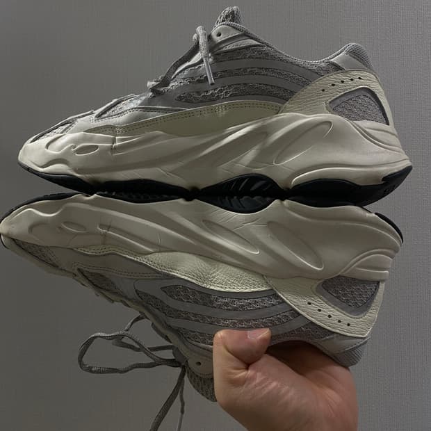 아디다스 이지 700 스태틱 295