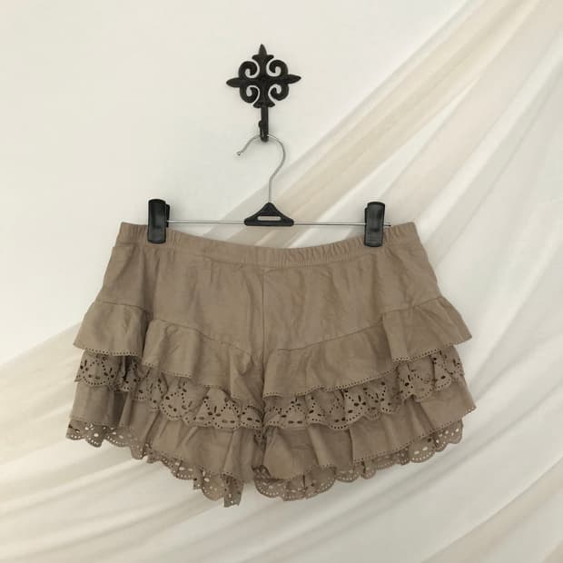 뮤트 브라운 레이스 디테일 쇼츠