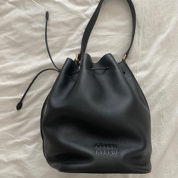 미우미우 버킷백 블랙