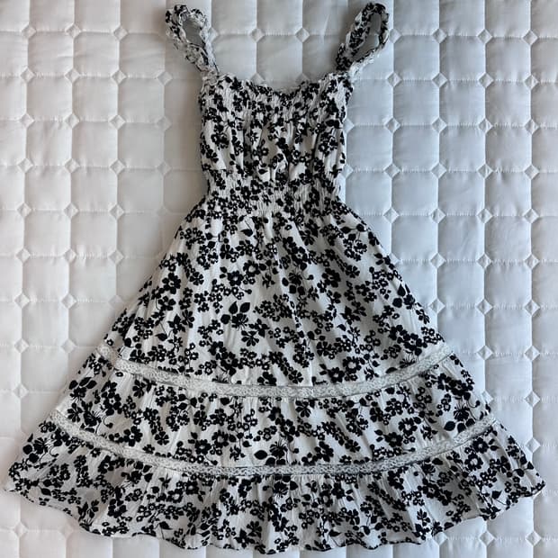 리즈리사(LIZ LISA) 블랙 플라워 셔링 원피스