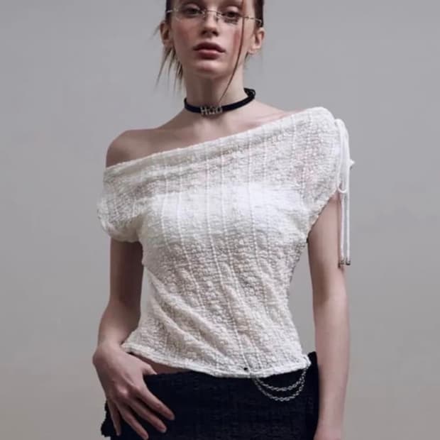 힐다 sheer one shoulder sleeveless