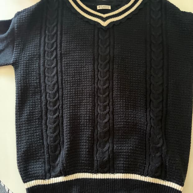 엑시즈팜 레이스 브이넥 니트