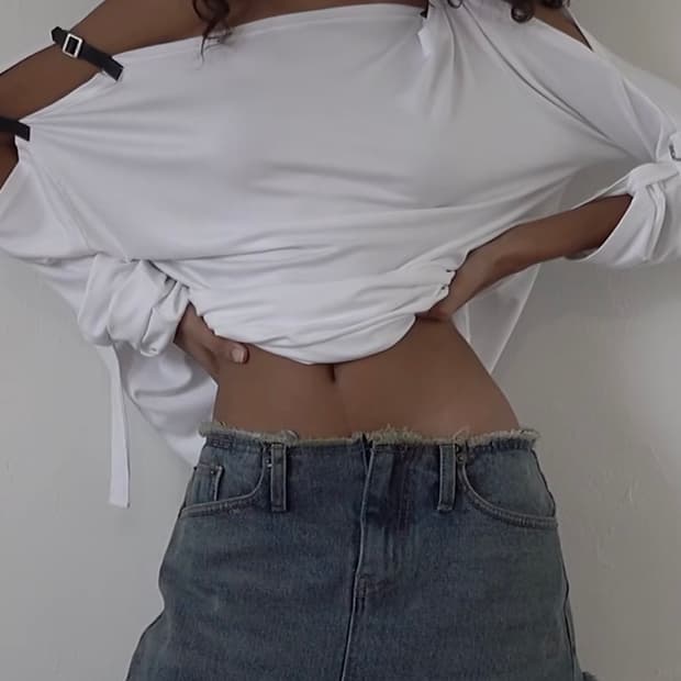 폴리수엠 버클 오프숄더 저지탑