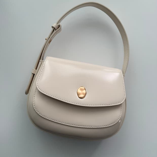 오스트카카 미니새들 아이보리 컬러 미착용 제품