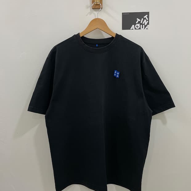 아더에러 블랙 반팔 티셔츠