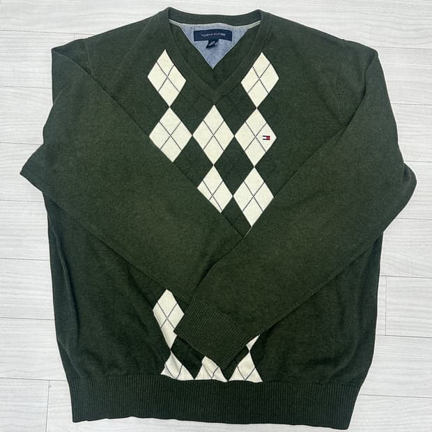 타미힐피거의 아가일 패턴 브이넥 니트