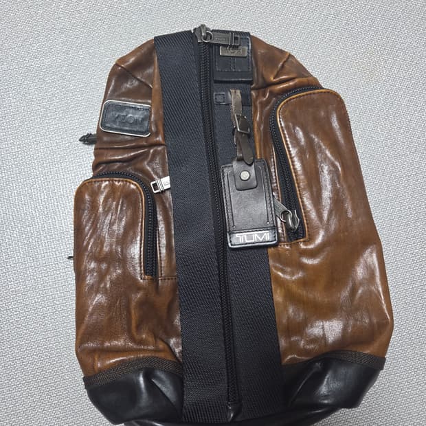 TUMI 투미 슬링백 팝니다