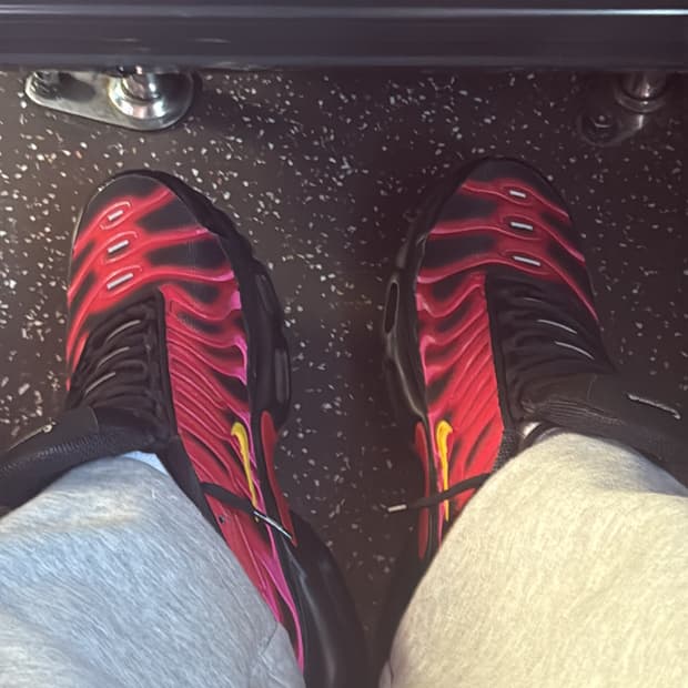 나이키 x 슈프림 에어맥스 플러스 TN 파이어 핑크