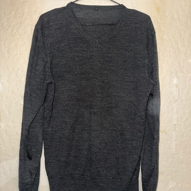 “Unknown” Gray V-neck sleeve