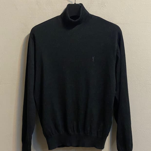 입생로랑 블랙 터틀넥 니트