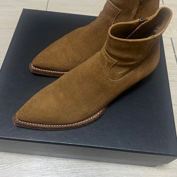 생로랑 루카스 스웨이드 부츠