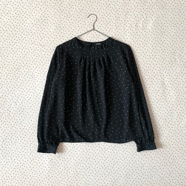 블랙 도트 핀턱 블라우스