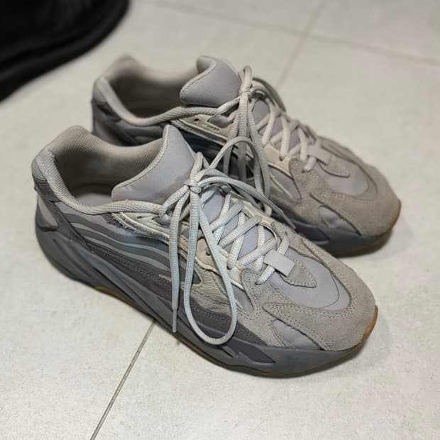 아디다스 이지 부스트 700 V2 테프라