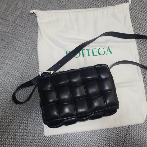 보테가베네타 패딩 레더 카세트백 블랙 크로스백