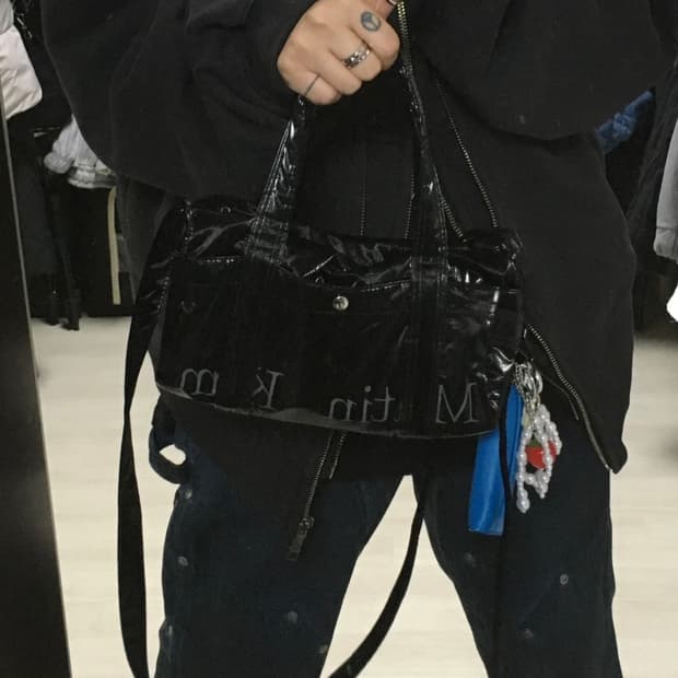 마뗑킴 글로시 로고 스포티 미니 더플백