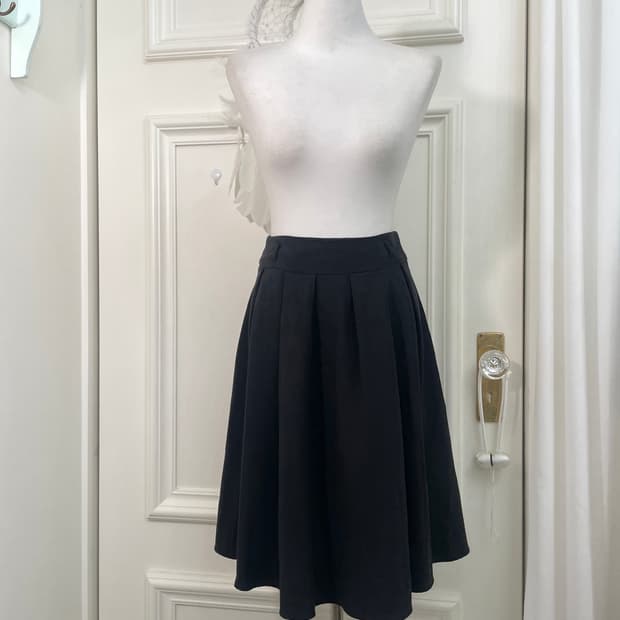 black pleats back banding midi skirt