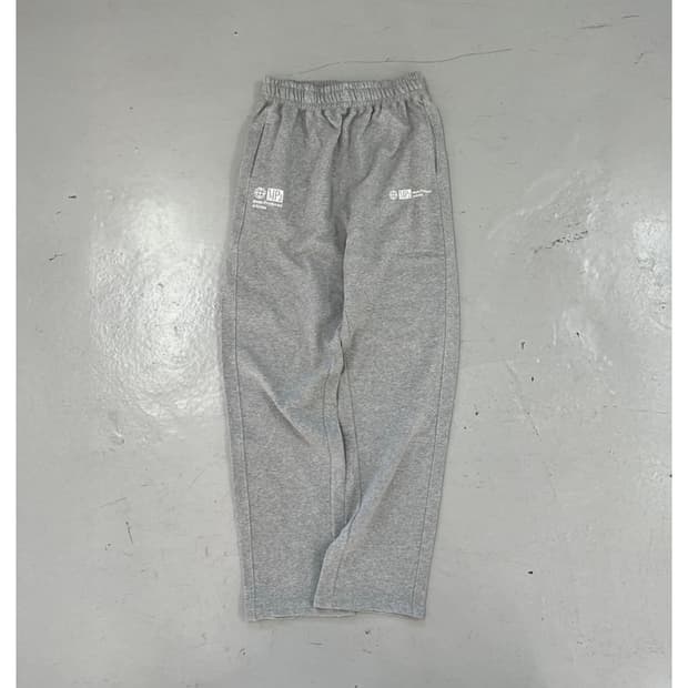 [L]플라스틱프로덕트 스웻팬츠