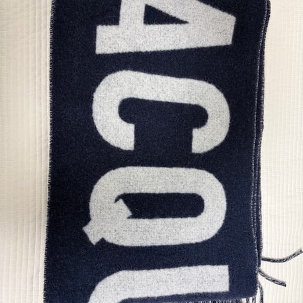 자크뮈스 머플러 판매합니다.