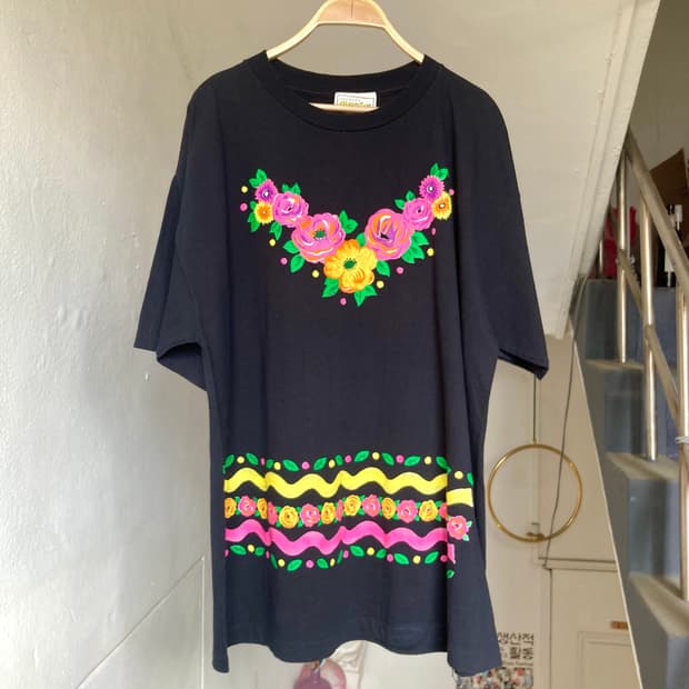 싱글 스티치 플라워 패턴 티셔츠