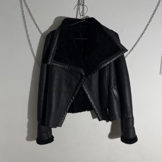 asymmetric 하이넥 드레이프 레더 무스탕