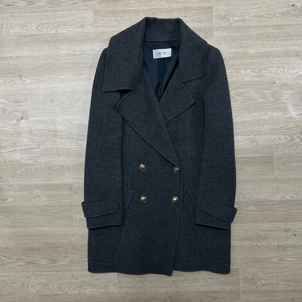 한섬 SJSJ 금장 버튼 더블코트 [차콜] 82-94-160