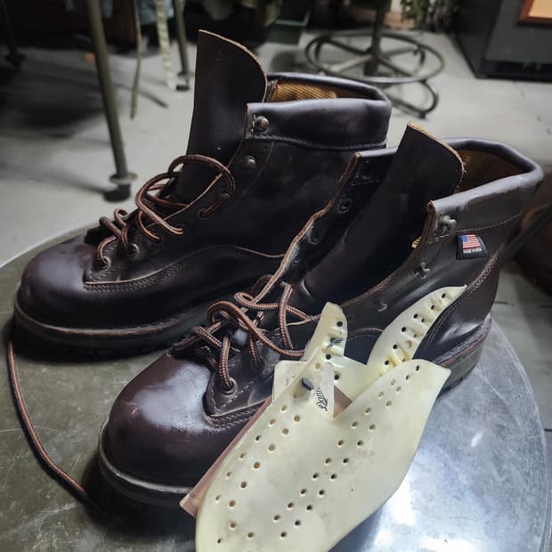 대너 익스플로러 고어텍스 부츠 브라운 색상