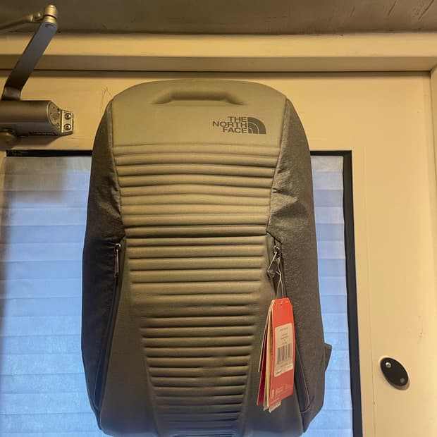 노스페이스 백팩 새상품 색이 햇빛에 조금 바램 