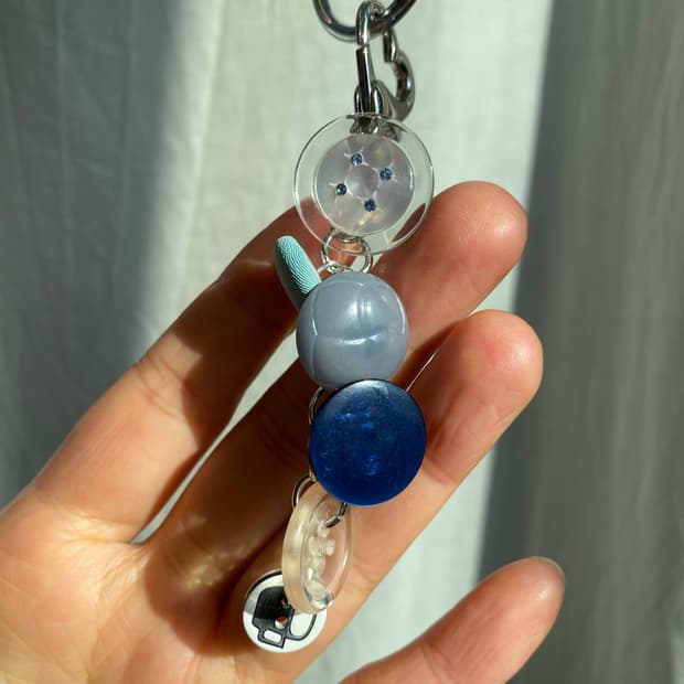 vintage button keyring_blue cup