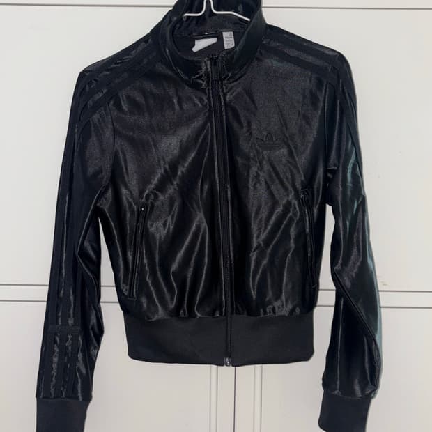 아디다스 블랙 유광 크롭 트랙탑