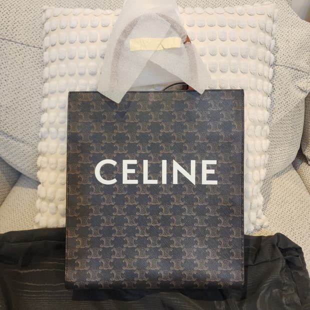 새상품급 셀린느 트리오페 캔버스 버티컬 카바스 스몰 토트백 블랙 탄