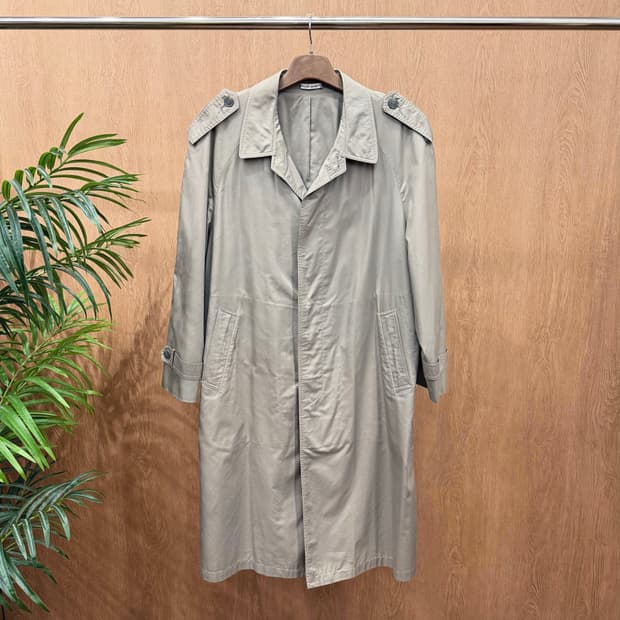 입생로랑 트렌치 코트 히든 버튼업 견장 백 슬릿 디테일 레귤러핏 그레이