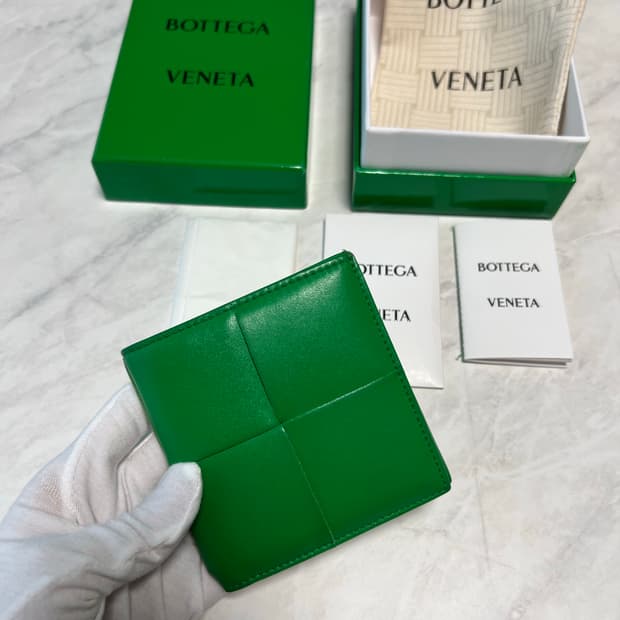 보테가베네타 슬림 폴더형 지갑 패러킷