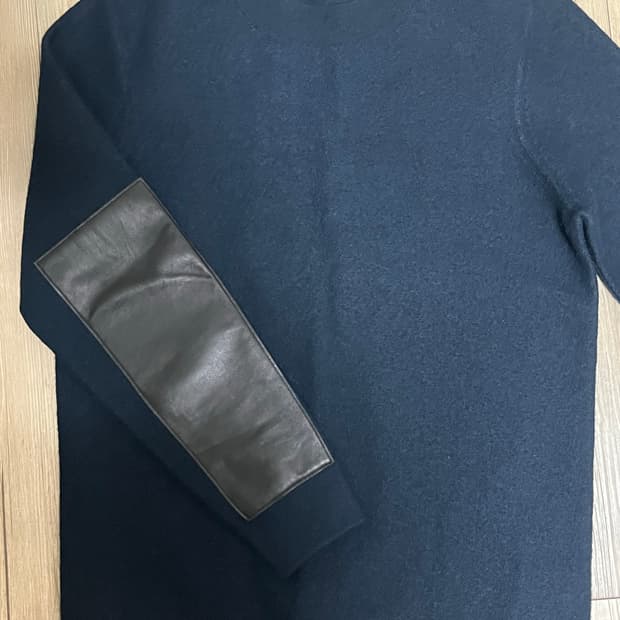 COS 네이비 가죽패치 니트